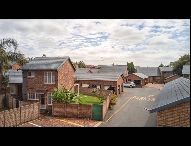 2 BEDROOM TOWNHOUSE FOR SALE IN VAN RIEBEECK PARK